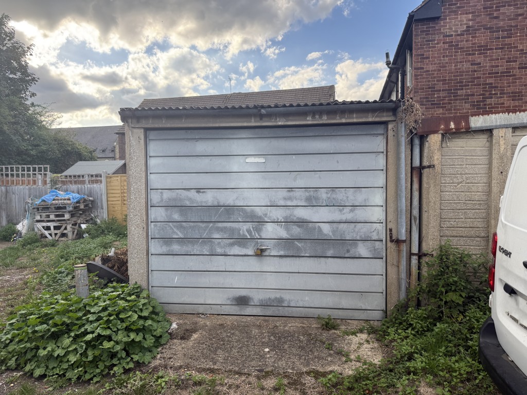 Lot: 10 - COMPOUND OF SEVEN GARAGES CLOSE TO TOWN CENTRE - Single Middle Garage
